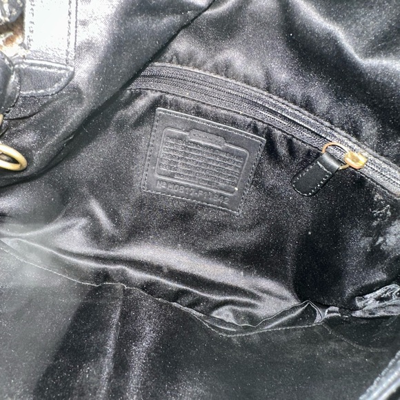 Elegant Black Leather Shoulder Bag - Picture 11 of 11